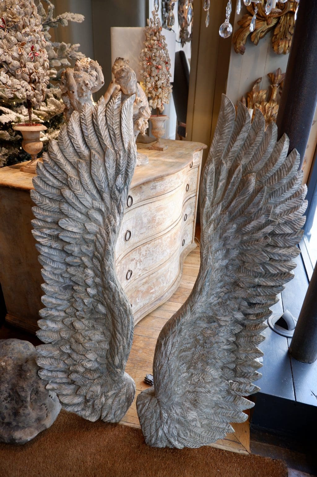 UNE PAIRE D'AILES D'ANGES EN BOIS SCULPTE – Image 2
