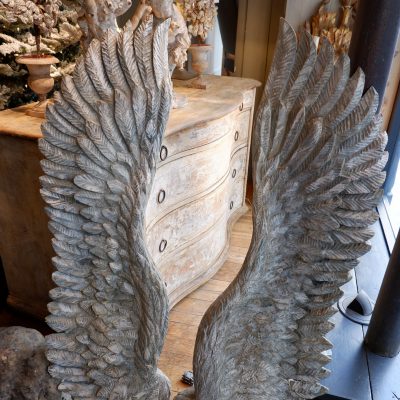 UNE PAIRE D'AILES D'ANGES EN BOIS SCULPTE – Image 2