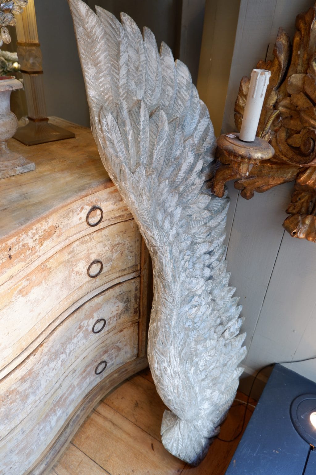 UNE PAIRE D'AILES D'ANGES EN BOIS SCULPTE – Image 3