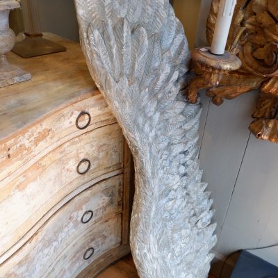 UNE PAIRE D'AILES D'ANGES EN BOIS SCULPTE – Image 3