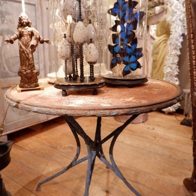 GUERIDON ROND EN FER BLEU PIED ENTRELACES D’EPOQUE XIXE