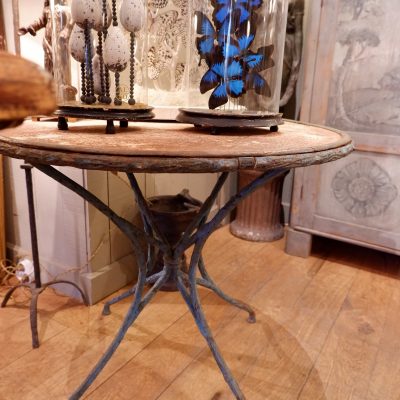 GUERIDON ROND EN FER BLEU PIED ENTRELACES D’EPOQUE XIXE