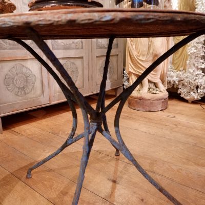GUERIDON ROND EN FER BLEU PIED ENTRELACES D’EPOQUE XIXE