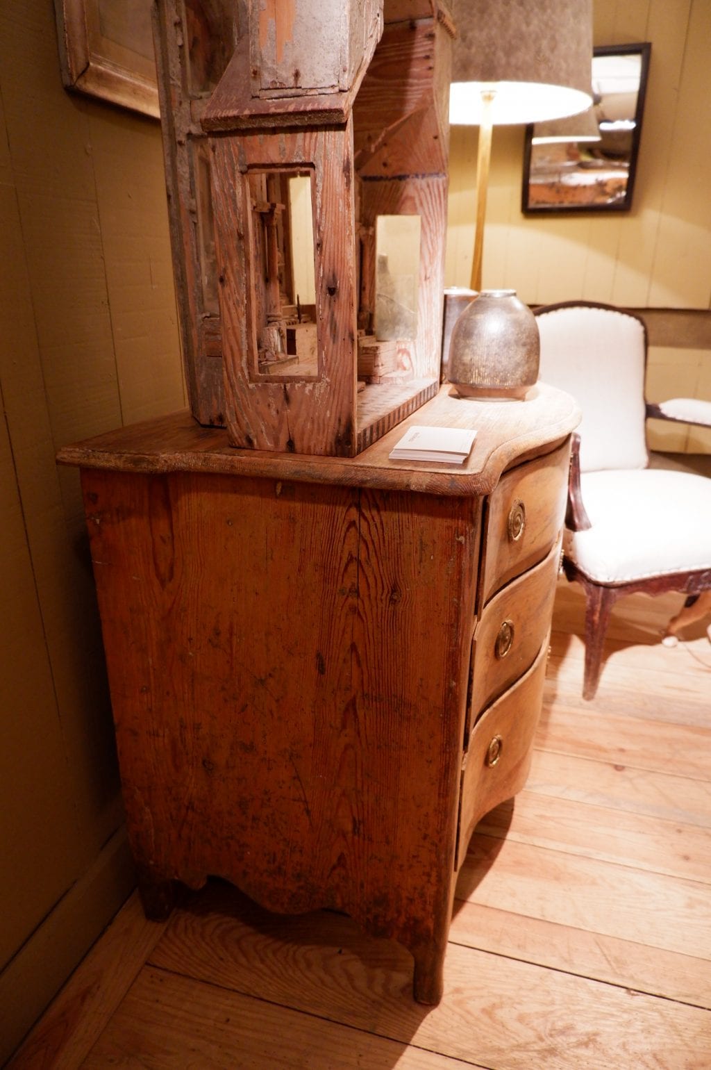 Petite commode gustavienne à 3 tiroirs en bois naturel XIXe – Image 8