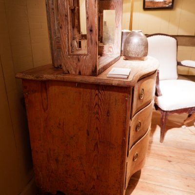 Petite commode gustavienne à 3 tiroirs en bois naturel XIXe – Image 8