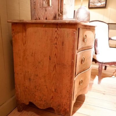 Petite commode gustavienne à 3 tiroirs en bois naturel XIXe – Image 6