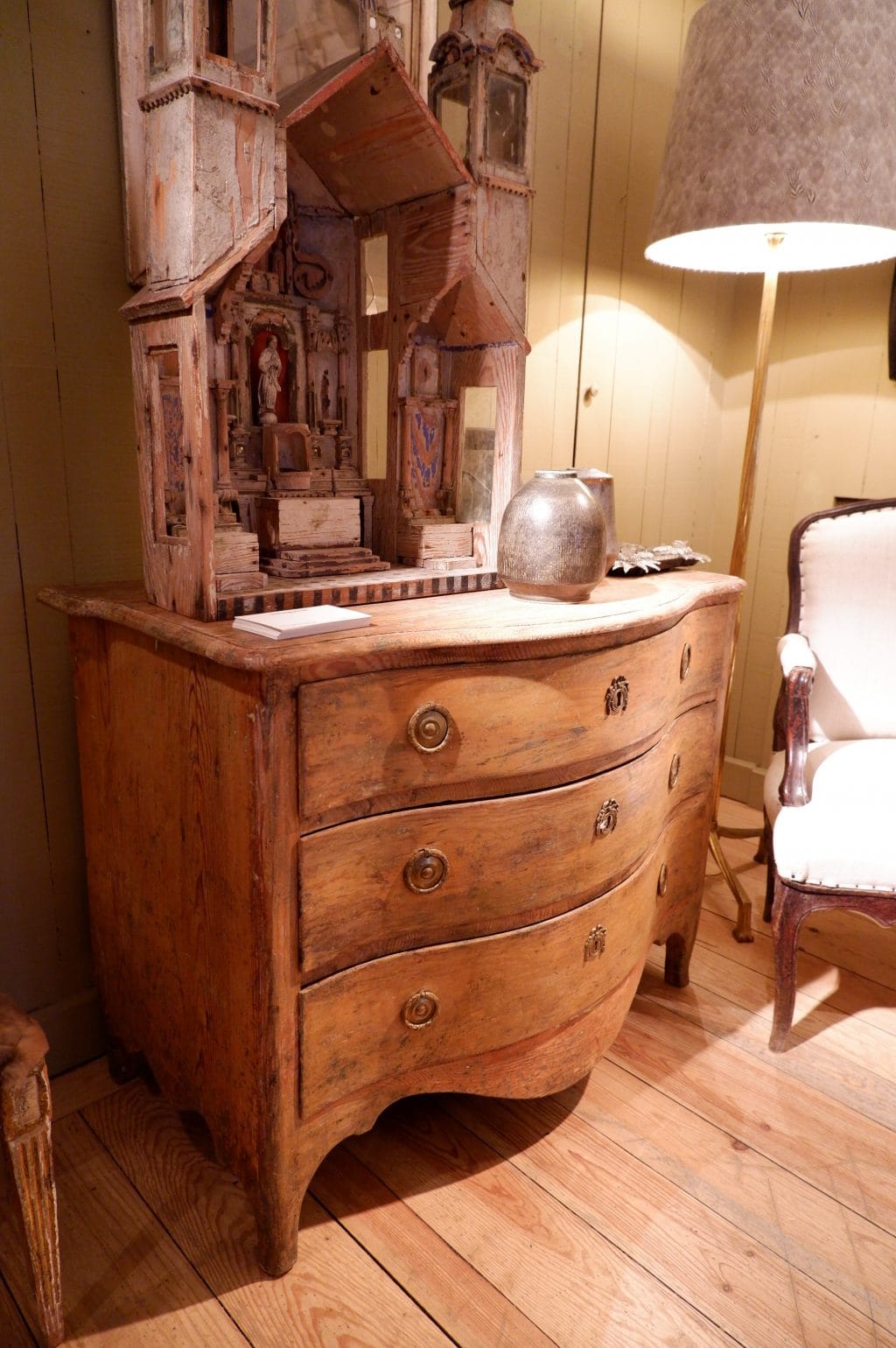 Petite commode gustavienne à 3 tiroirs en bois naturel XIXe – Image 5