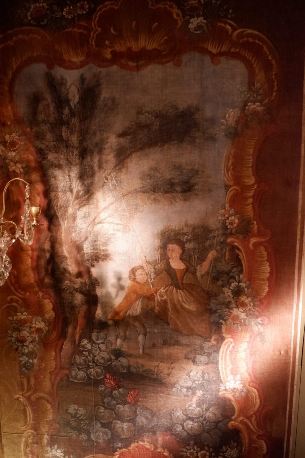 Grande toile peinte "couple sur une balançoire" d'époque XVIIIe