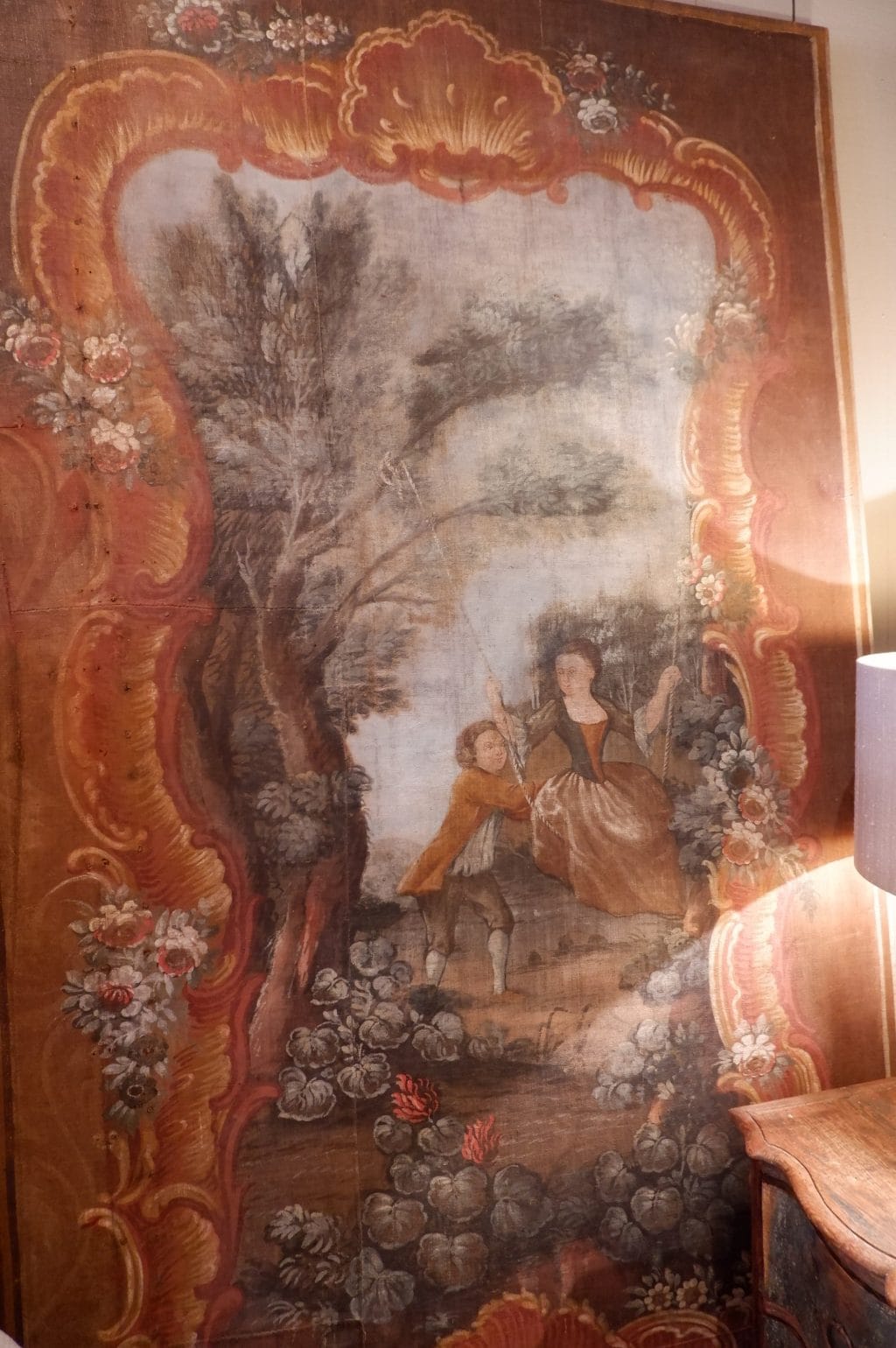 Grande toile peinte "couple sur une balançoire" d'époque XVIIIe – Image 6