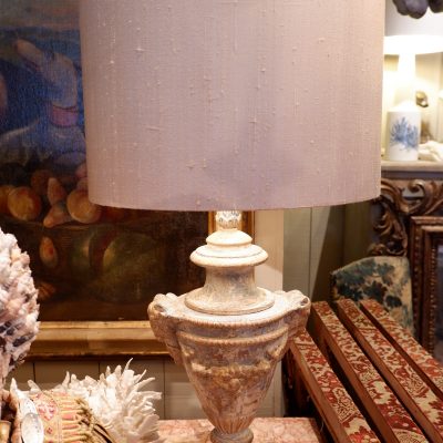 Paire de lampes "pots à feu" en bois sculpté et peint + A/J cylindre en soie
