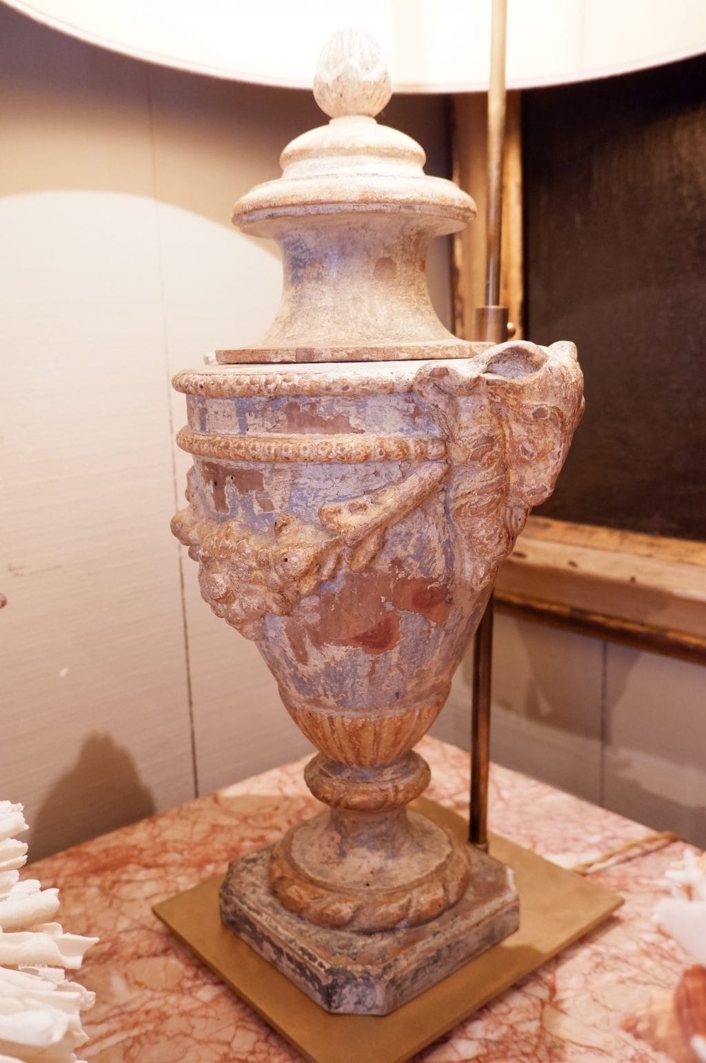 Paire de lampes "pots à feu" en bois sculpté et peint + A/J cylindre en soie – Image 2