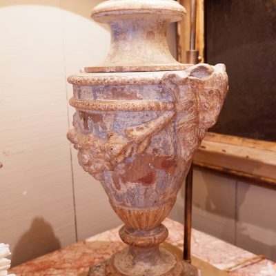 Paire de lampes "pots à feu" en bois sculpté et peint + A/J cylindre en soie – Image 2