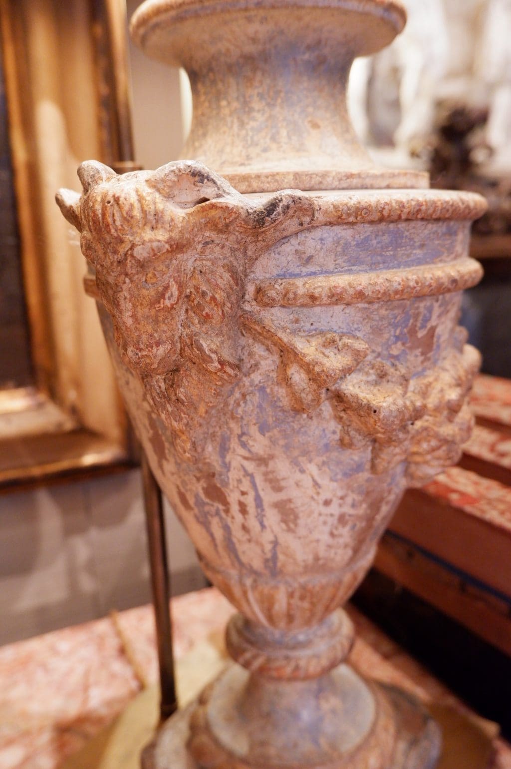 Paire de lampes "pots à feu" en bois sculpté et peint + A/J cylindre en soie – Image 3