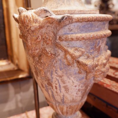 Paire de lampes "pots à feu" en bois sculpté et peint + A/J cylindre en soie – Image 3
