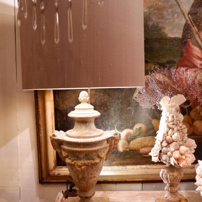 Paire de lampes "pots à feu" en bois sculpté et peint + A/J cylindre en soie – Image 5
