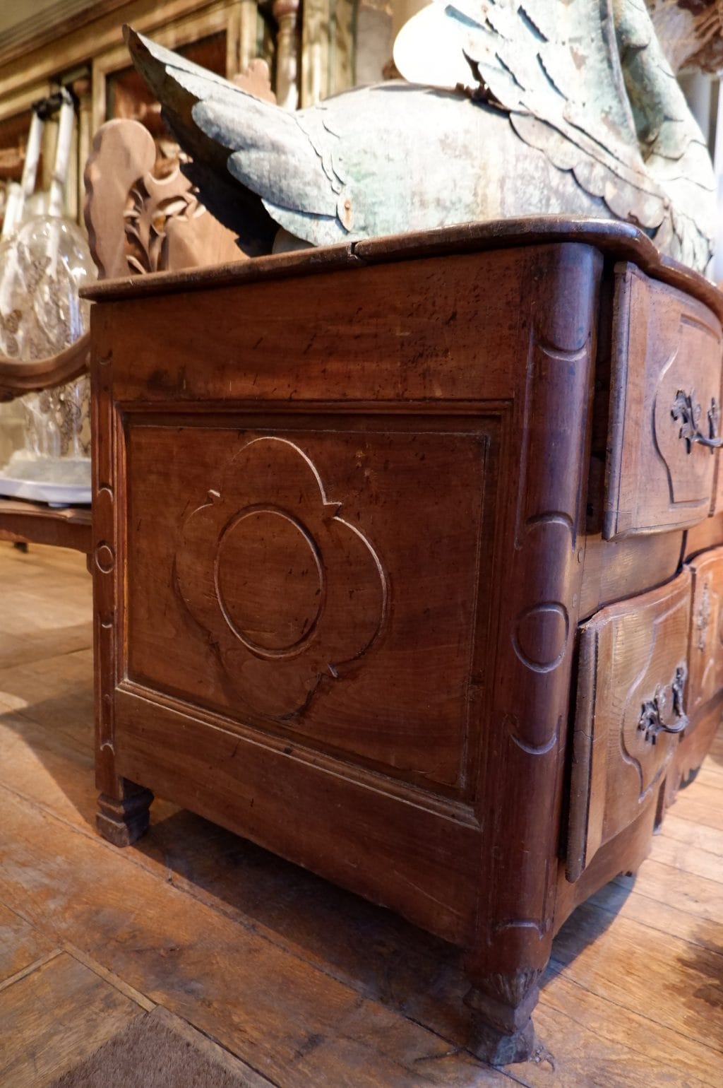 Grande commode en noyer ciré période Louis XIV – Image 5