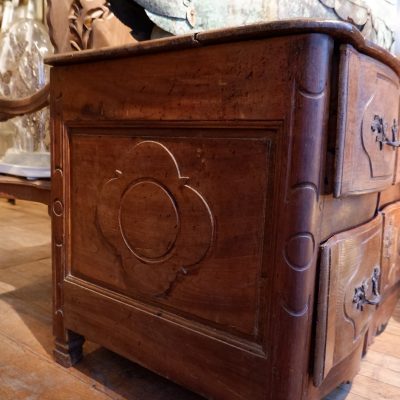 Grande commode en noyer ciré période Louis XIV – Image 5