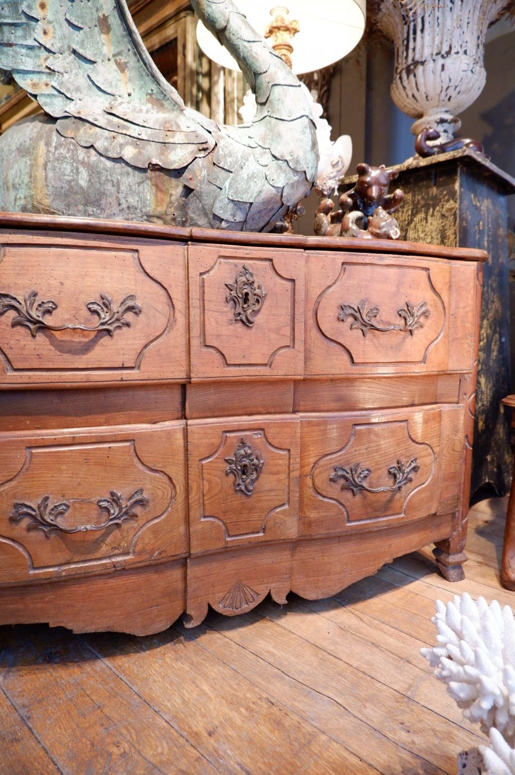 Grande commode en noyer ciré période Louis XIV – Image 10