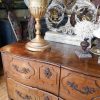 Grande commode en noyer ciré période Louis XIV – Image 2