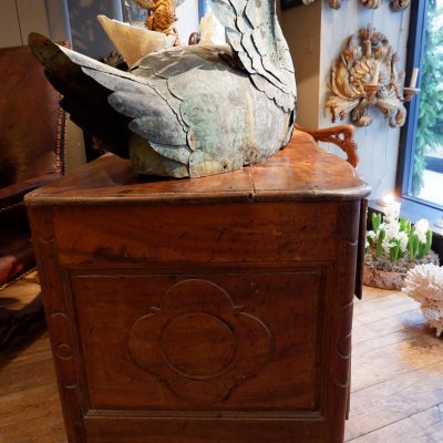Grande commode en noyer ciré période Louis XIV – Image 11