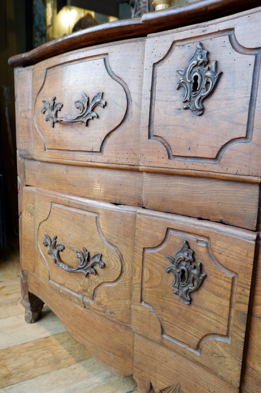 Grande commode en noyer ciré période Louis XIV – Image 4