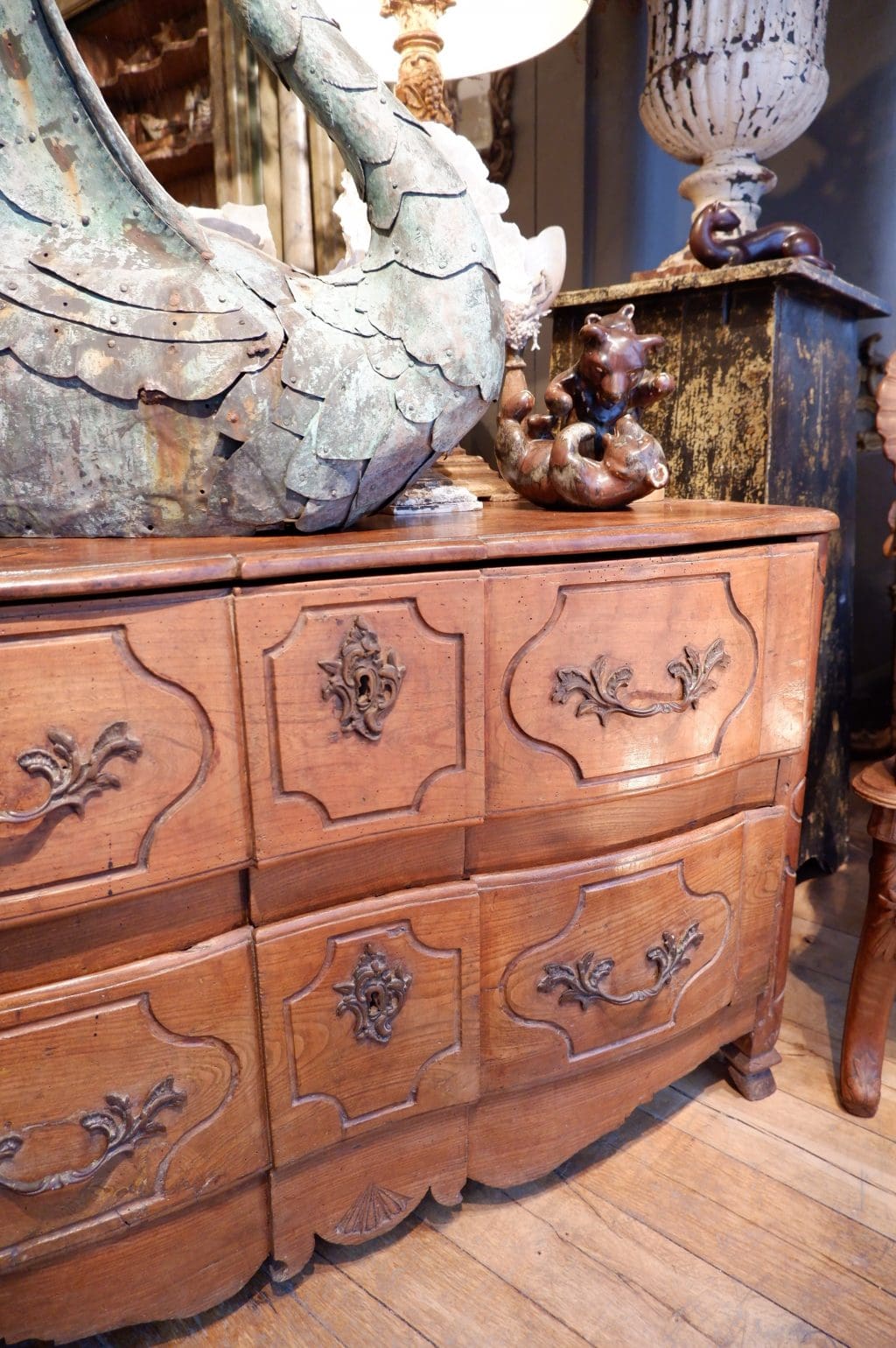 Grande commode en noyer ciré période Louis XIV – Image 8