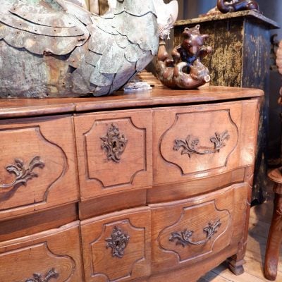Grande commode en noyer ciré période Louis XIV – Image 8