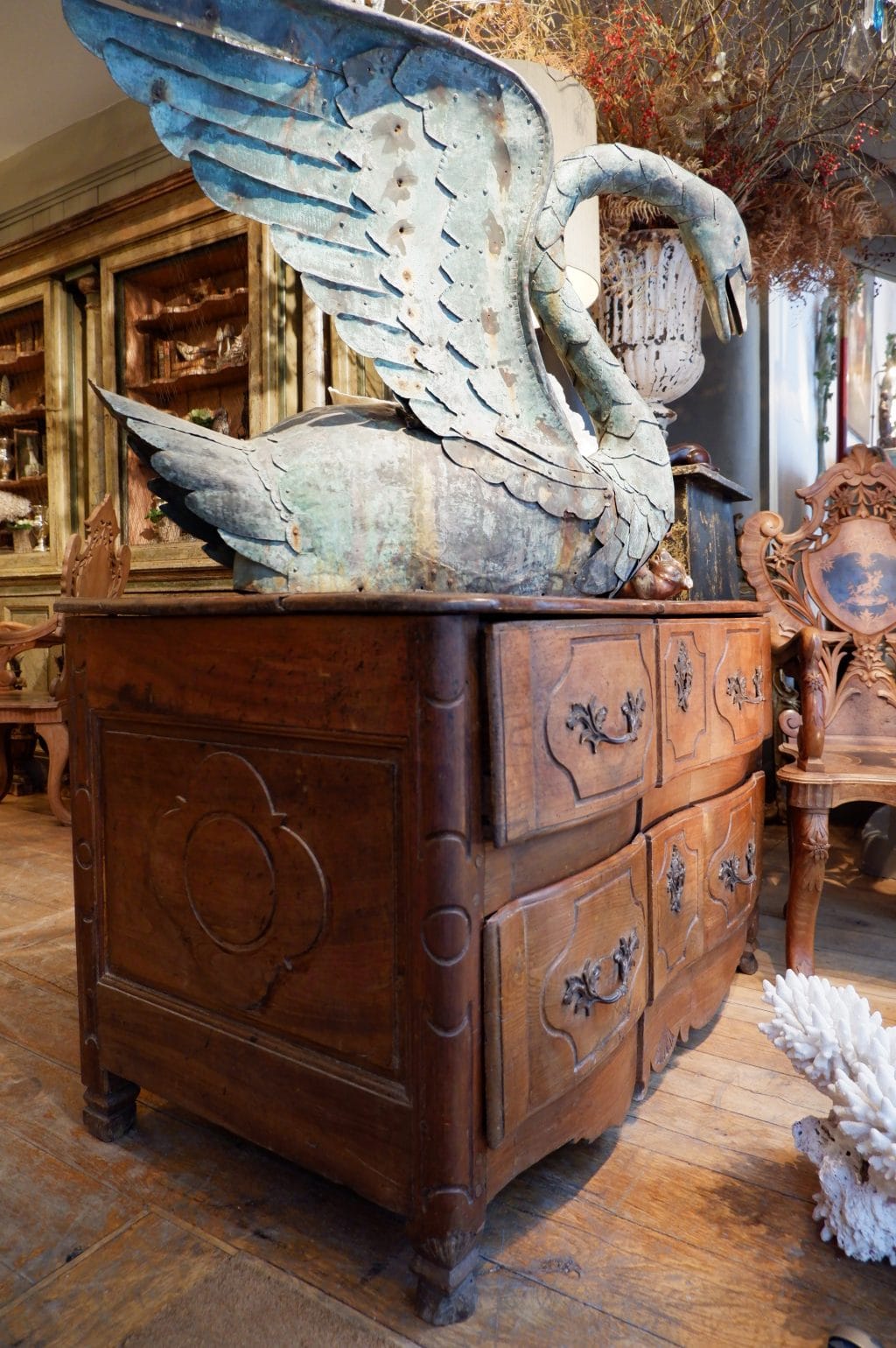 Grande commode en noyer ciré période Louis XIV – Image 7