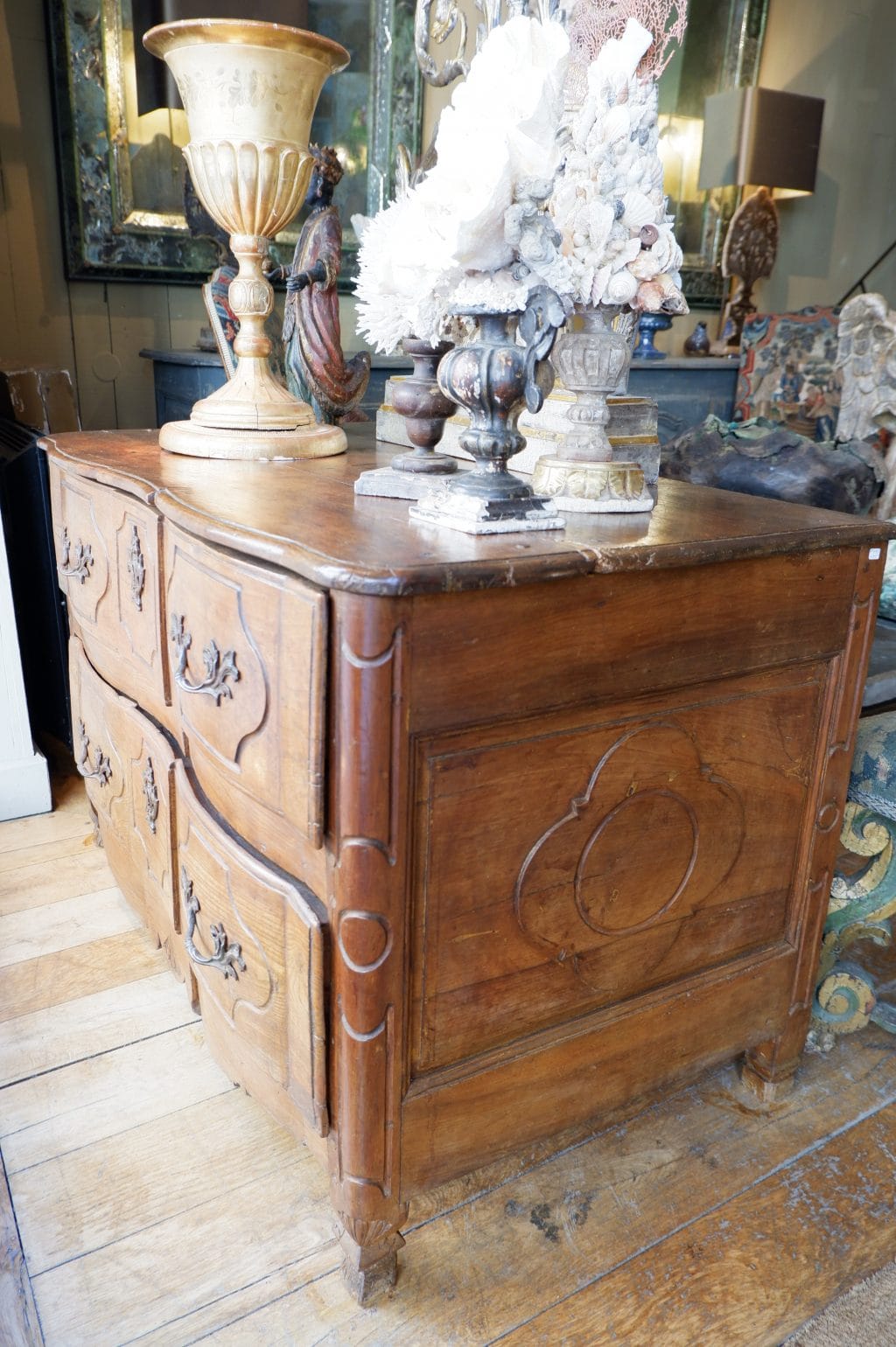 Grande commode en noyer ciré période Louis XIV – Image 3