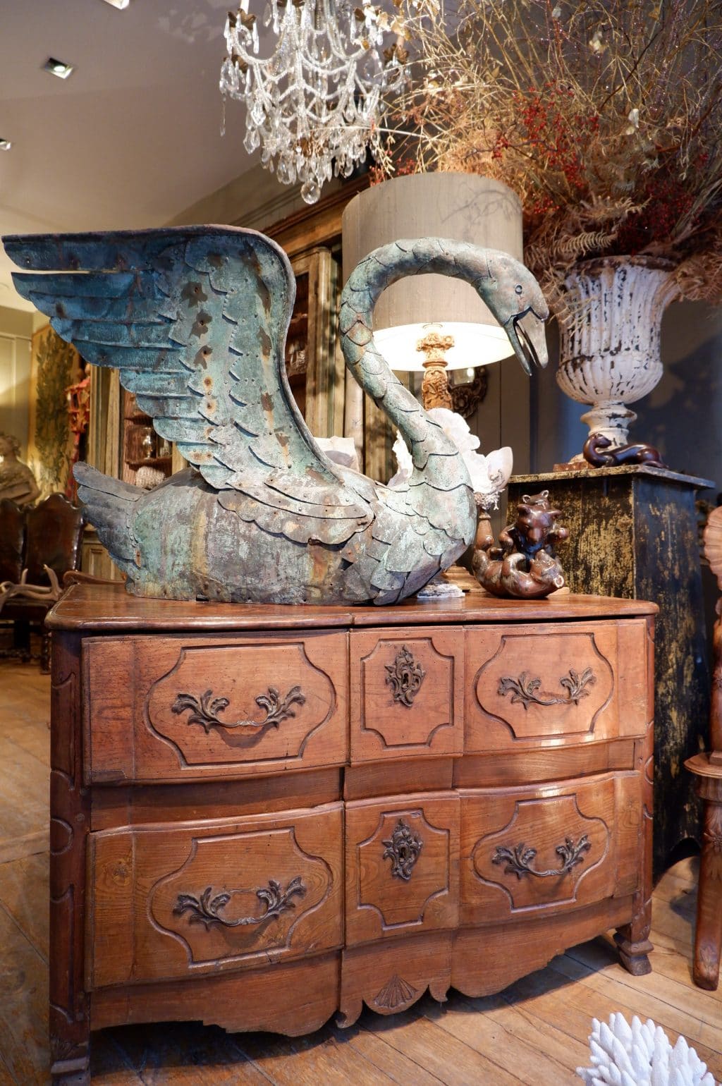 Grande commode en noyer ciré période Louis XIV – Image 9