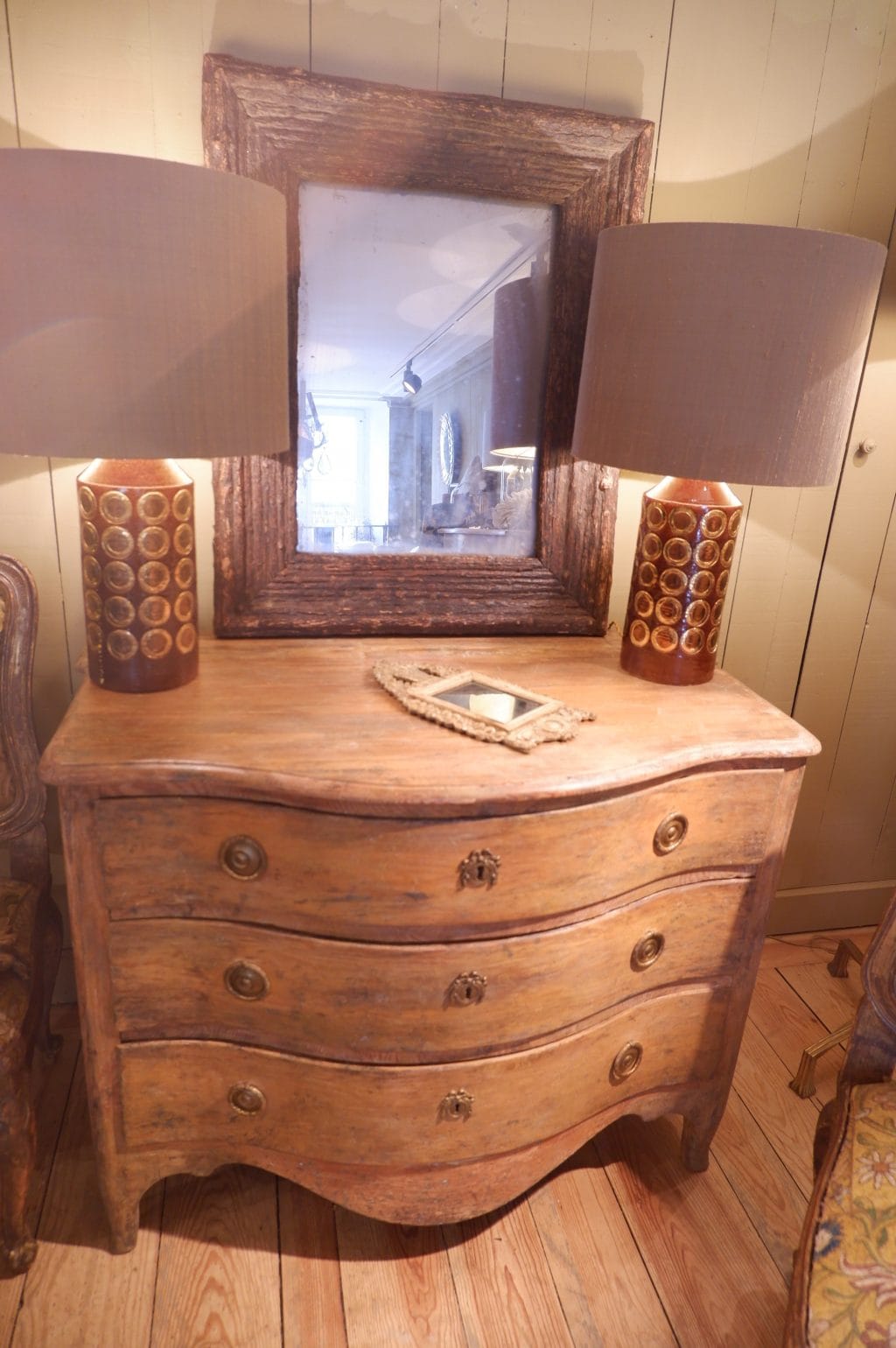 Petite commode gustavienne à 3 tiroirs en bois naturel XIXe – Image 7