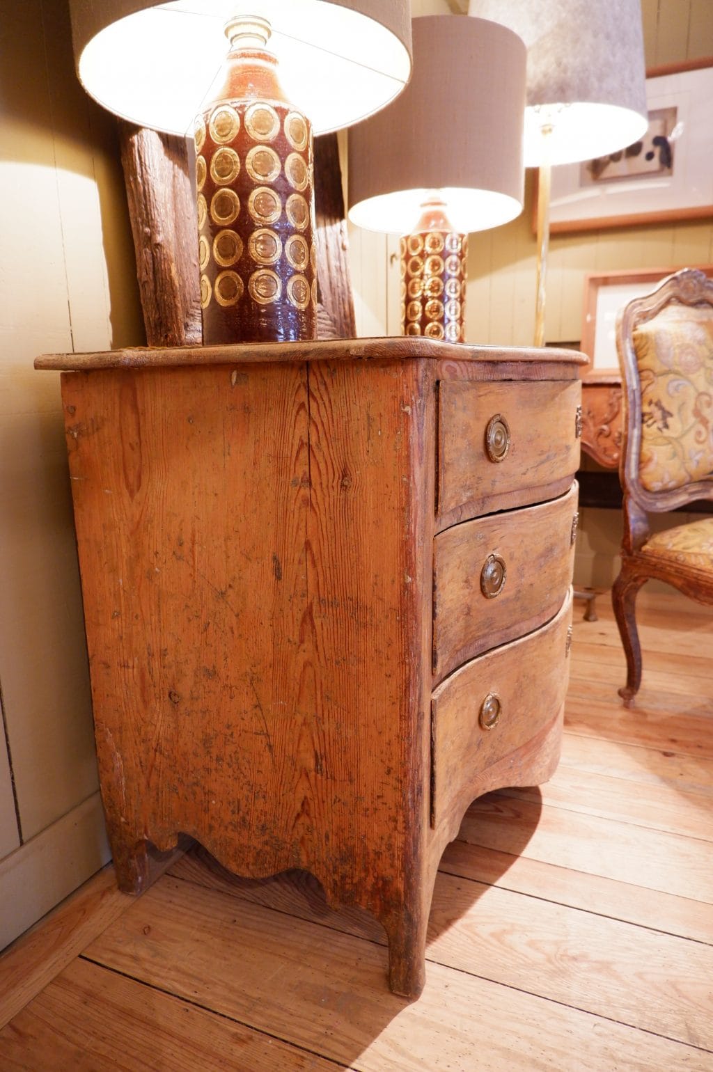 Petite commode gustavienne à 3 tiroirs en bois naturel XIXe – Image 10