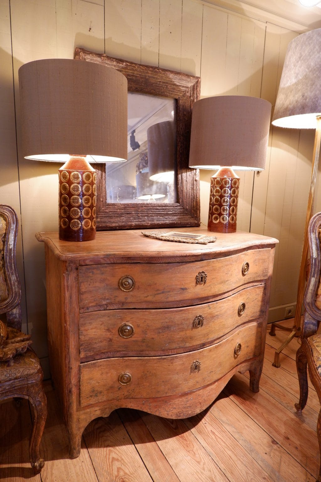 Petite commode gustavienne à 3 tiroirs en bois naturel XIXe – Image 4