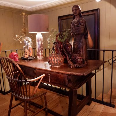 Large Italian flat desk with waxed wood drawers - late 16th century