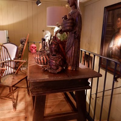 Large Italian flat desk with waxed wood drawers - late 16th century