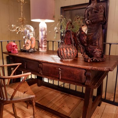 Large Italian flat desk with waxed wood drawers - late 16th century