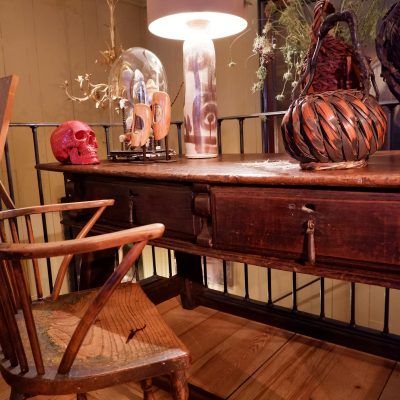 Large Italian flat desk with waxed wood drawers - late 16th century