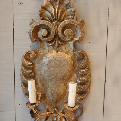 Paire d’applique en bois sculpté doré “motif coeur” – Italie XVIIIE