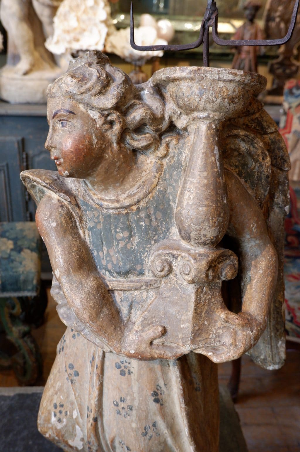 Ange porte flambeau en pierre sculptée polychrome - Italie époque XVIIE