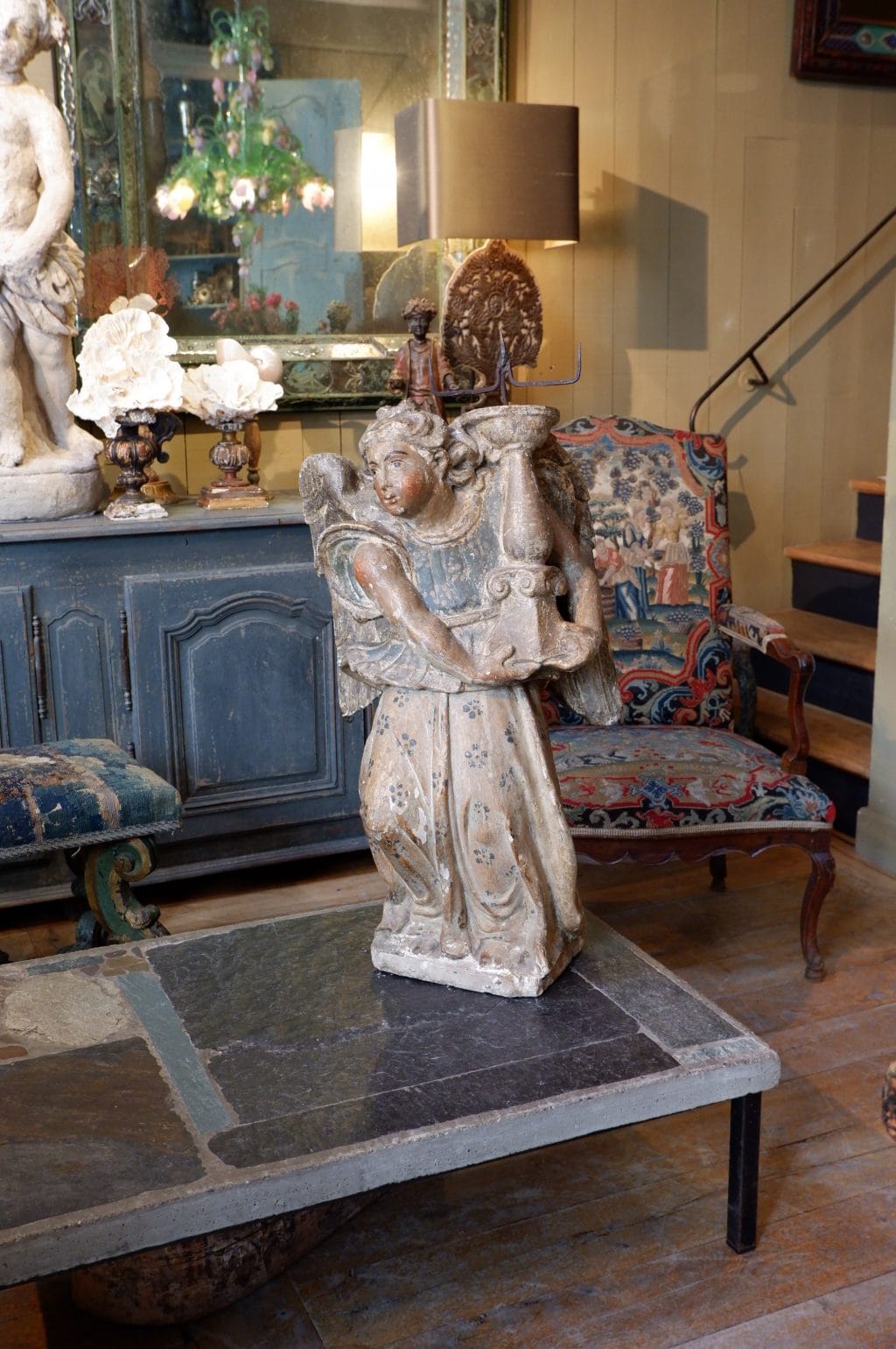Ange porte flambeau en pierre sculptée polychrome - Italie époque XVIIE – Image 7