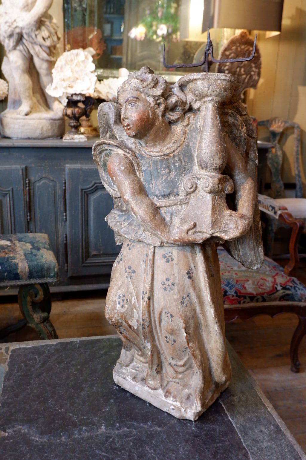 Ange porte flambeau en pierre sculptée polychrome - Italie époque XVIIE – Image 2