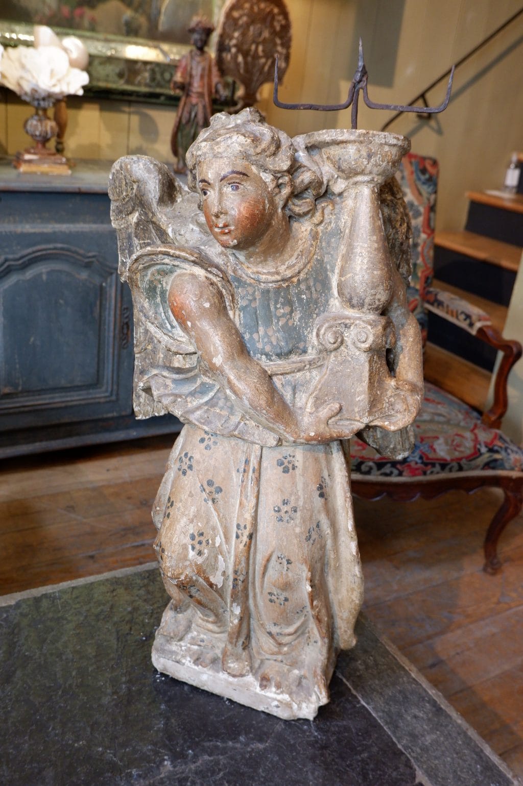 Ange porte flambeau en pierre sculptée polychrome - Italie époque XVIIE – Image 5