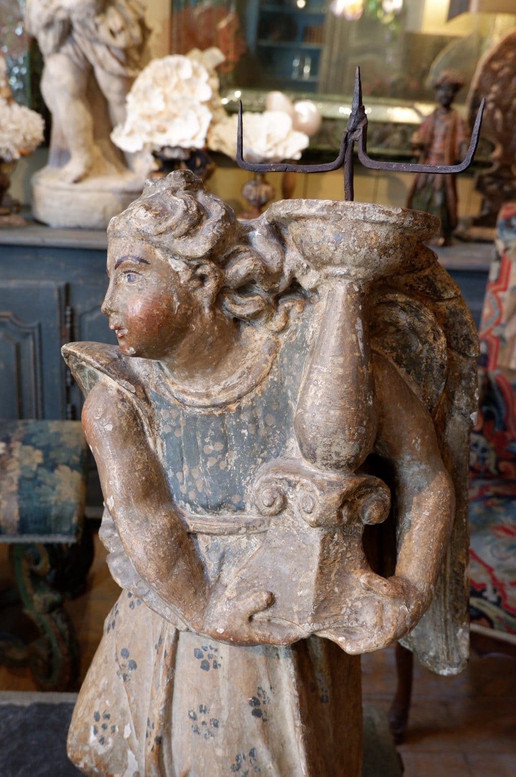 Ange porte flambeau en pierre sculptée polychrome - Italie époque XVIIE – Image 8