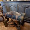 Grand tabouret italien en bois sculpté laque verte -recouvert d'une tapisserie en verdure ca.1700 – Image 3