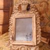 Petit miroir baroque suédois en bois sculpté orné de feuille d'or ca.1800