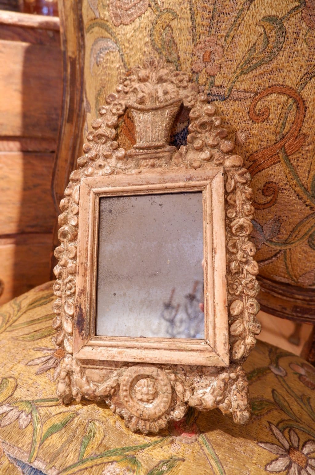 Petit miroir baroque suédois en bois sculpté orné de feuille d'or ca.1800