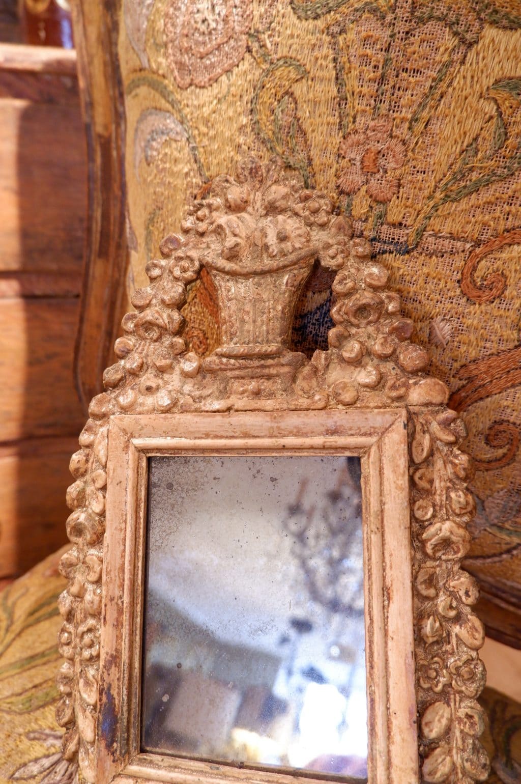 Petit miroir baroque suédois en bois sculpté orné de feuille d'or ca.1800 – Image 2