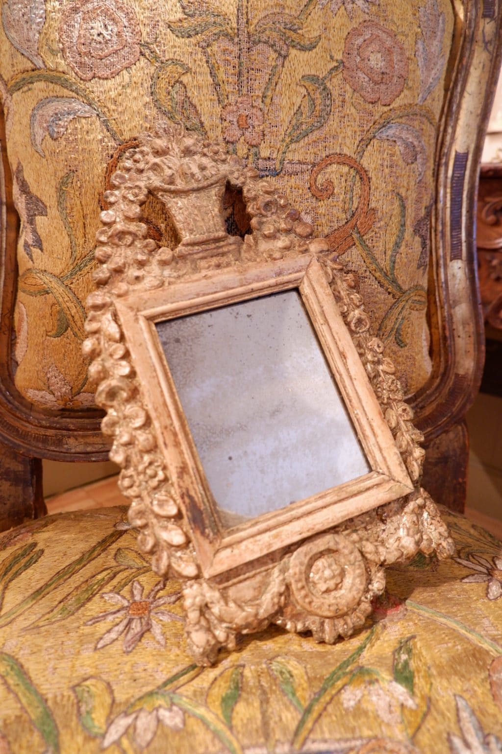 Petit miroir baroque suédois en bois sculpté orné de feuille d'or ca.1800 – Image 3