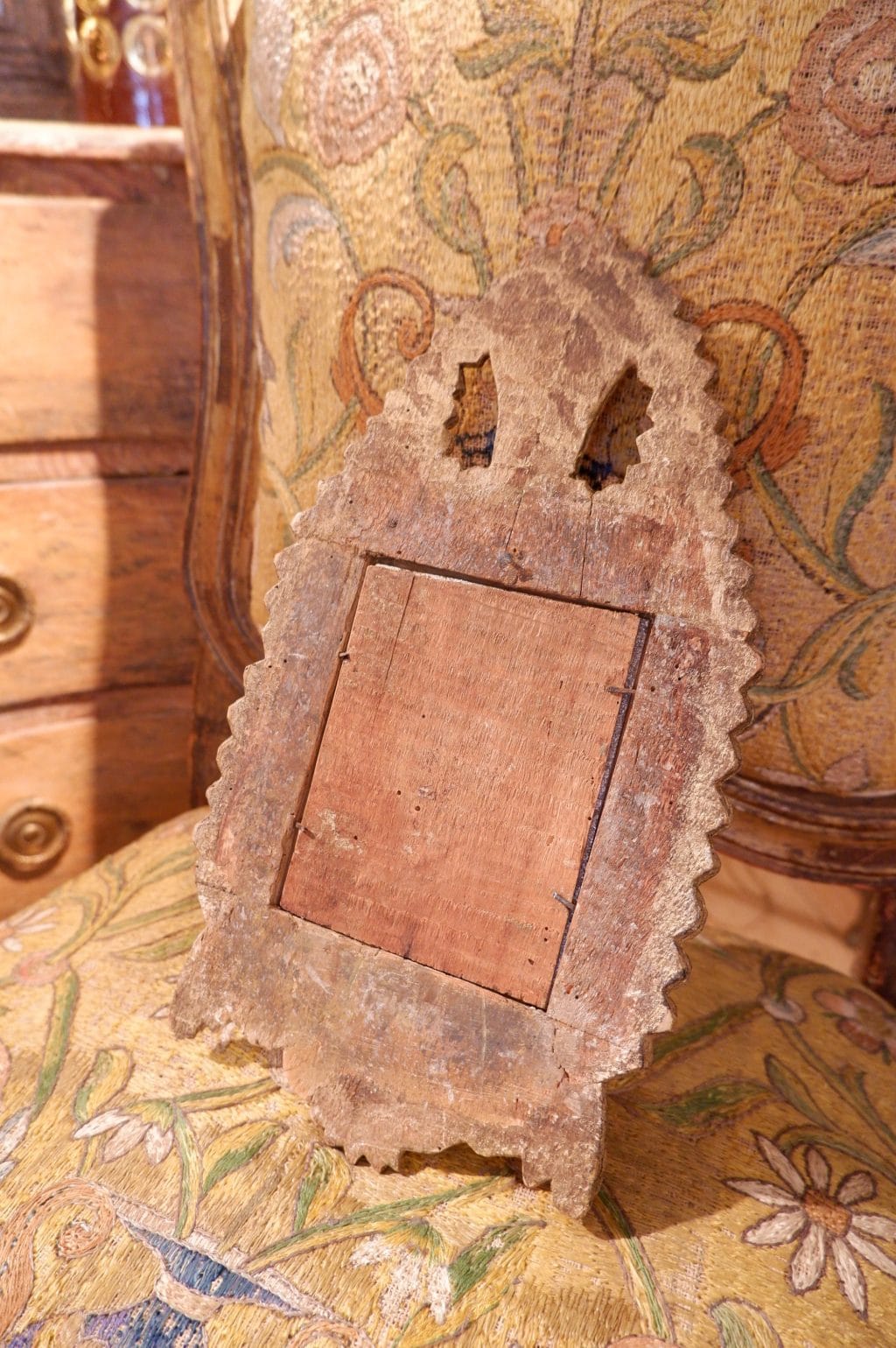 Petit miroir baroque suédois en bois sculpté orné de feuille d'or ca.1800 – Image 4
