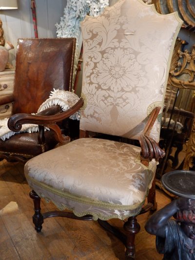 3 Large Italian armchairs in walnut carved period XVIIIE